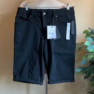 NWT Tahari - Black Mid Rise Bermuda Roll Cuff Shorts with Pockets, Size 16